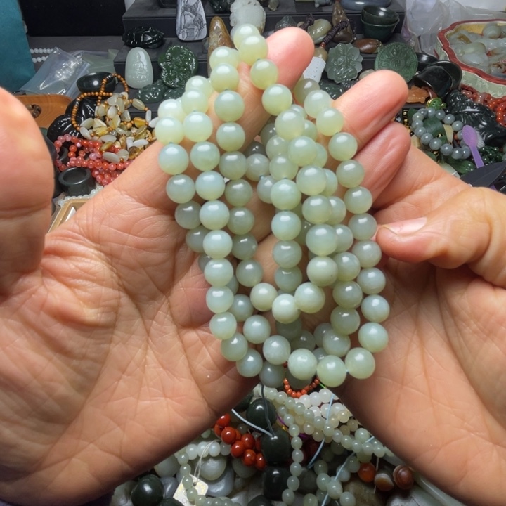 和田玉未镶嵌珠宝半成品有包容