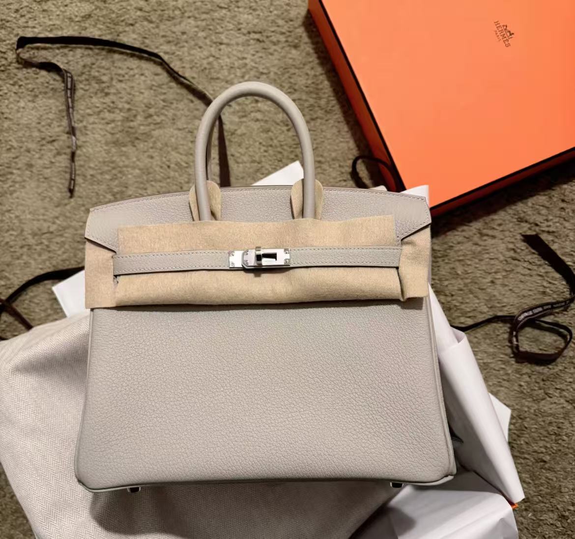 未使用 Hermes/爱马仕 birkin25 珍珠灰内拼奶油白 银扣 togo U刻