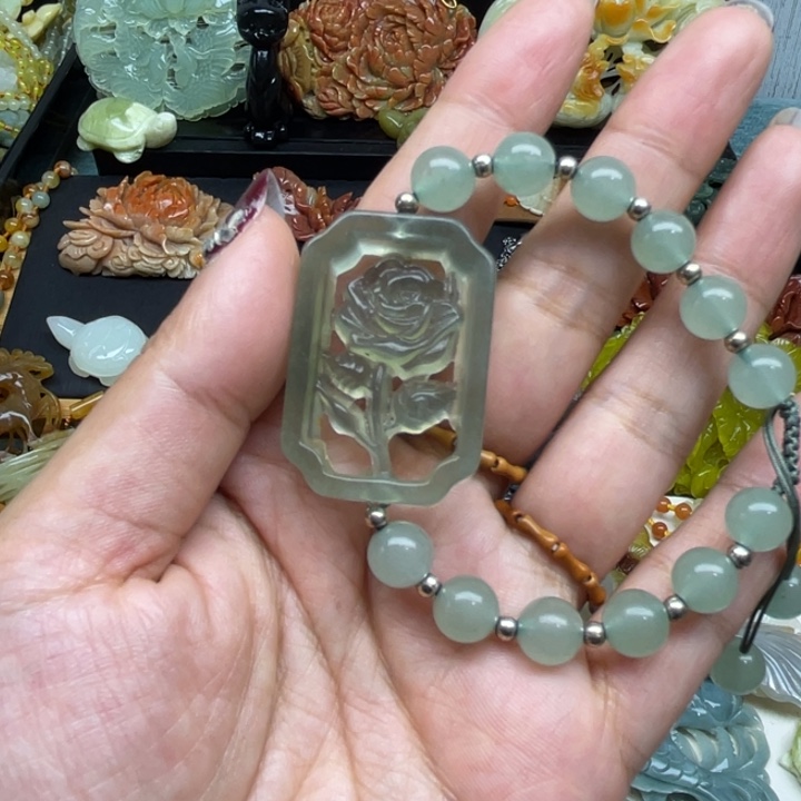 蛇纹石玉未镶嵌颈饰