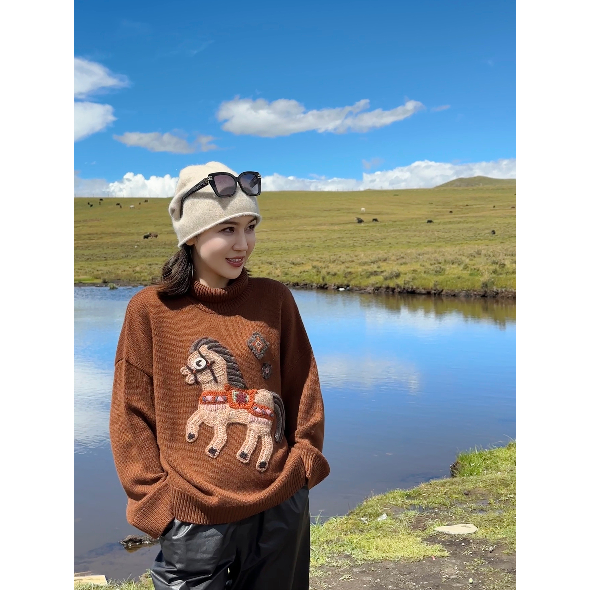 JESSICA WU慵懒风~卡通小马立体刺绣全羊绒高领毛衣2592Z04003