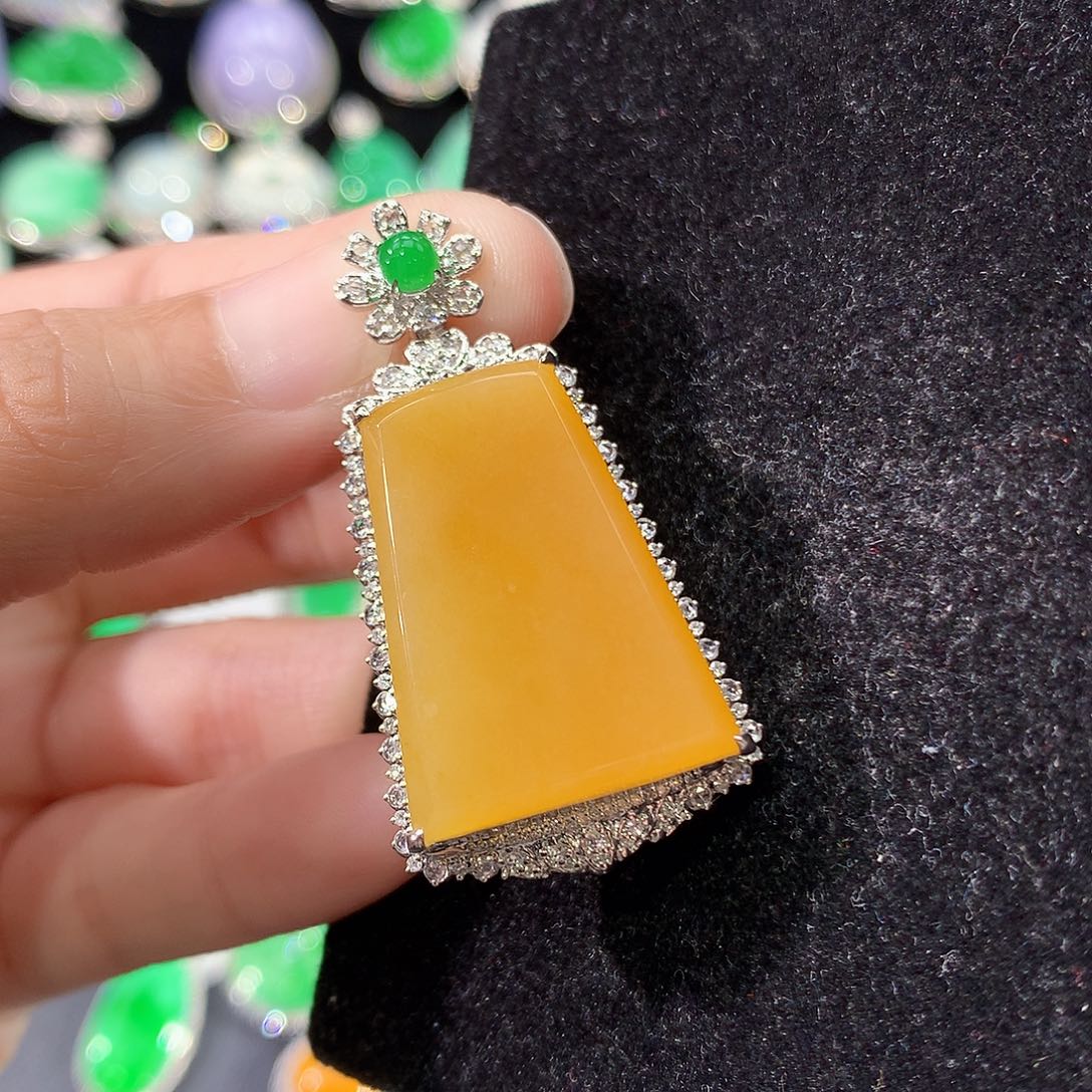 翡翠18K金镶嵌颈饰