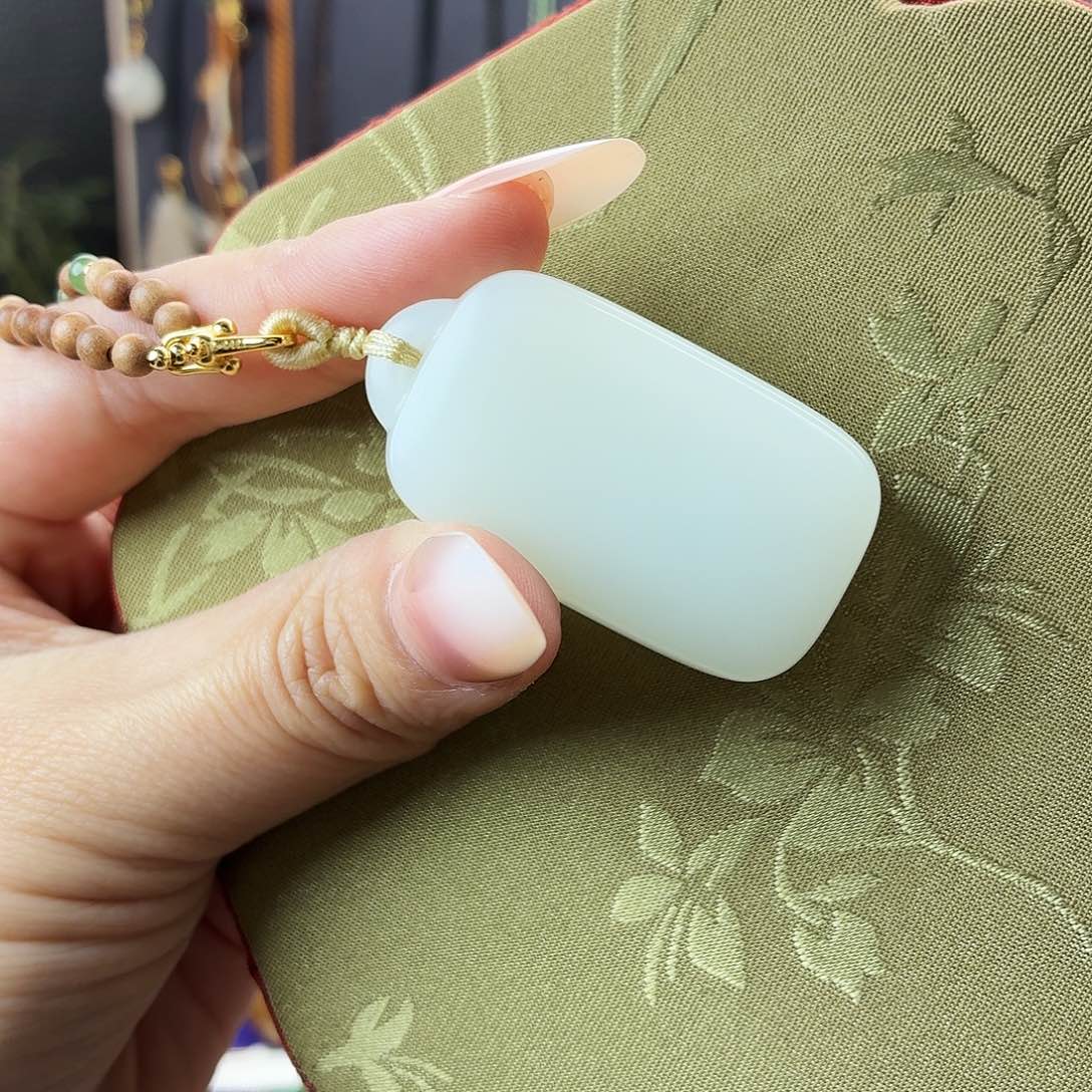 沐****和田玉未镶嵌颈饰