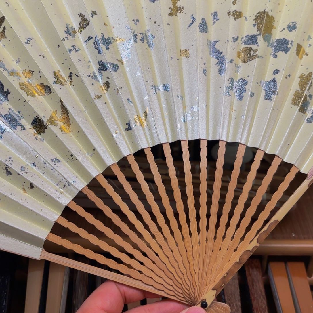 扇子白撒金龙鳞梅妃