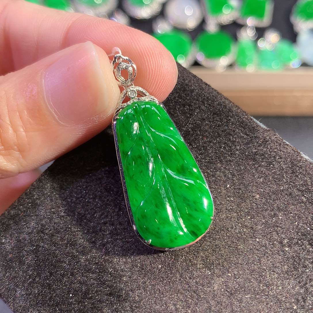 翡翠18K金镶嵌吊坠(赠链)