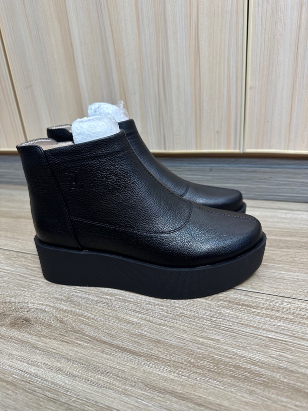 2025年中老年时尚新款软底鞋