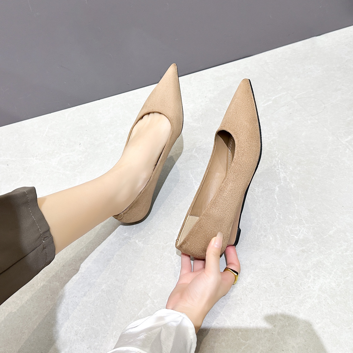 坡跟黑色尖头单鞋2026新款秋冬低跟修面皮法式百搭跟鞋温柔晚晚鞋