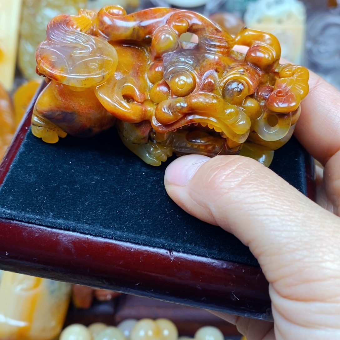 石英质玉（黄龙玉）未镶嵌颈饰