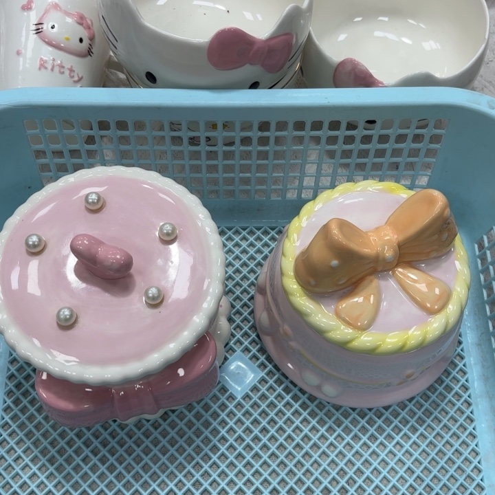 摆件在我眼看的时候她在和别的女孩暧昧很