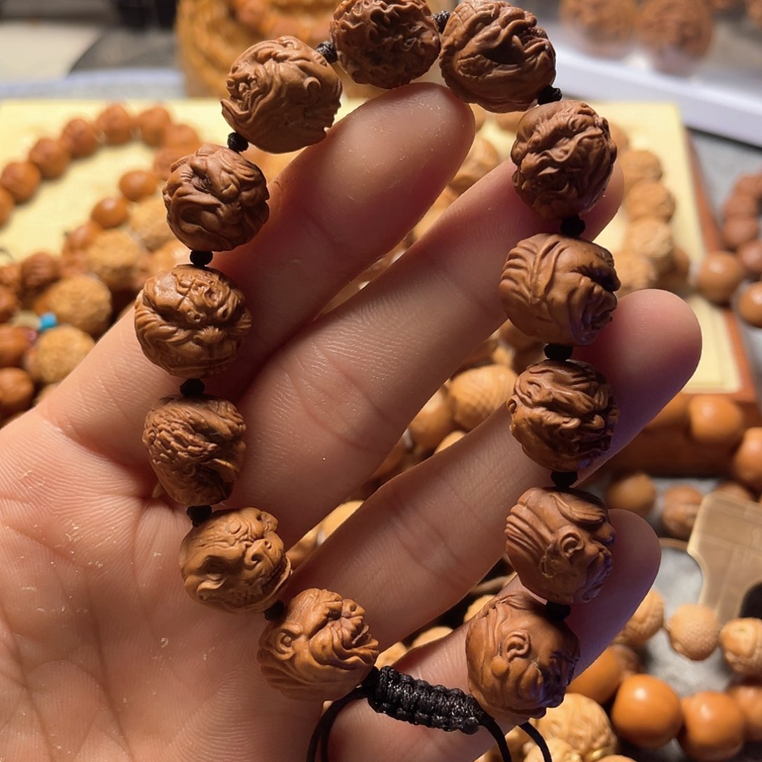 龙纹桃核雕刻十二生肖恶僧