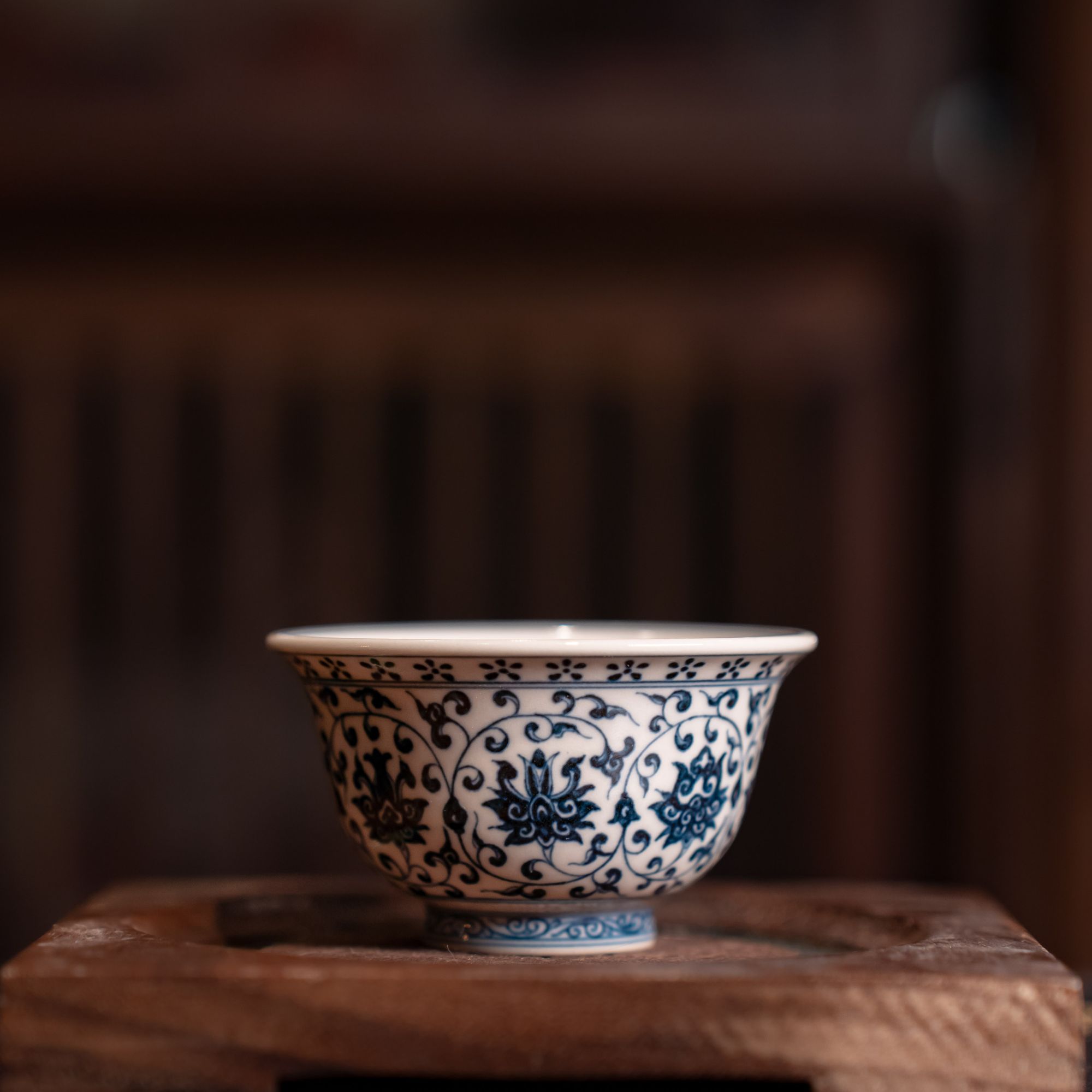 景德镇仿永乐压手缠枝纹茶杯杯釉胎色微黄容量约50ml高颜值陶瓷