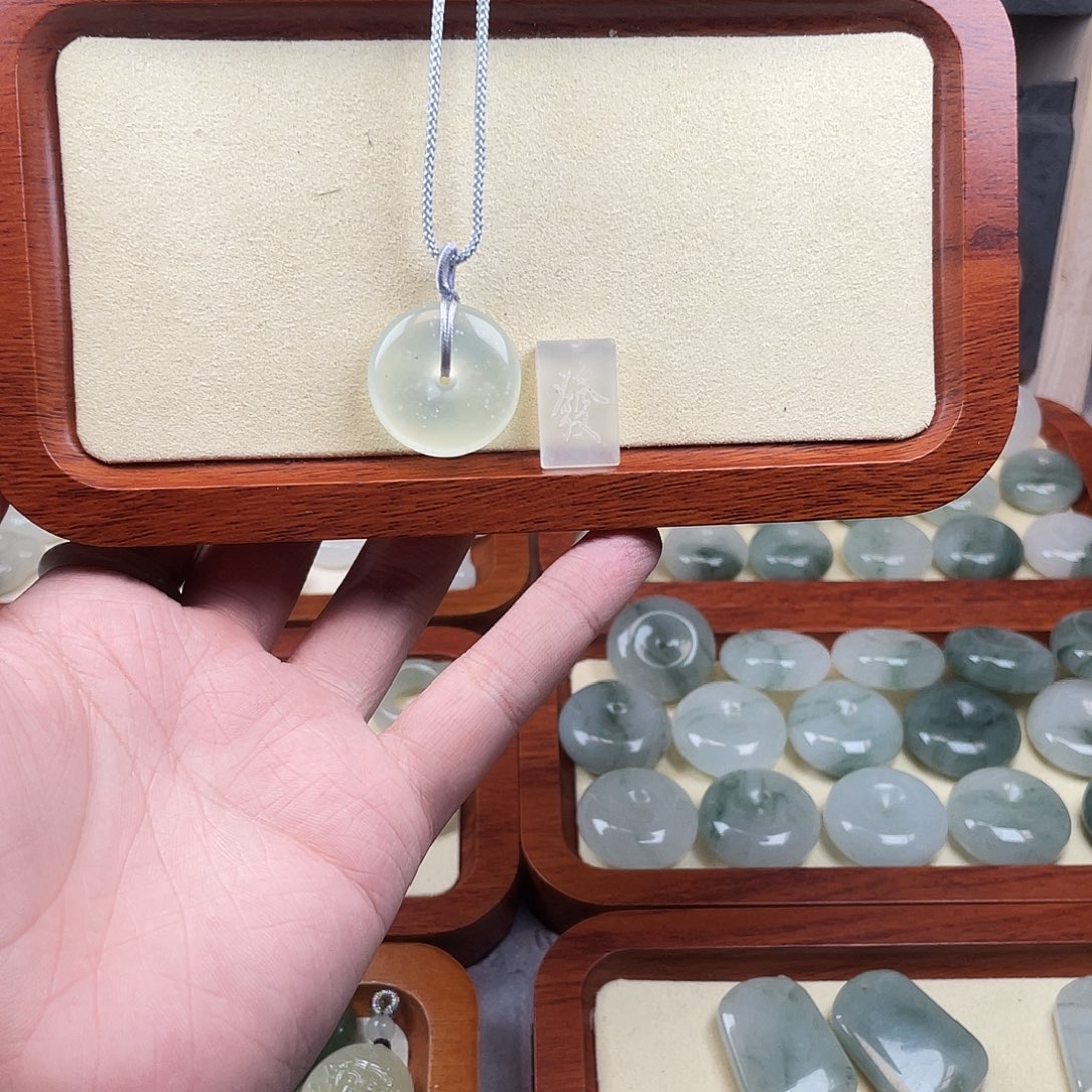 石英质玉未镶嵌颈饰