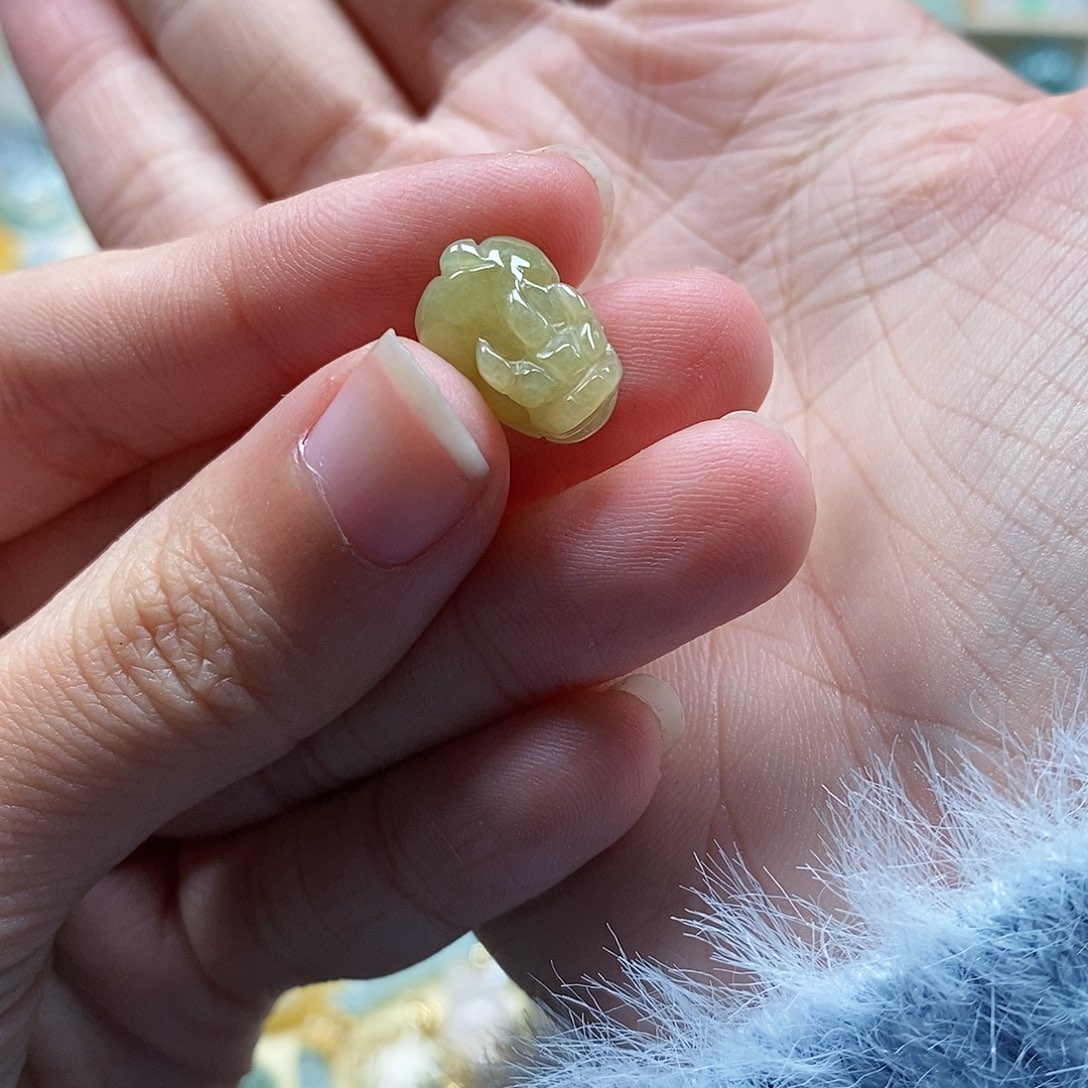 翡翠颈饰未镶嵌闪