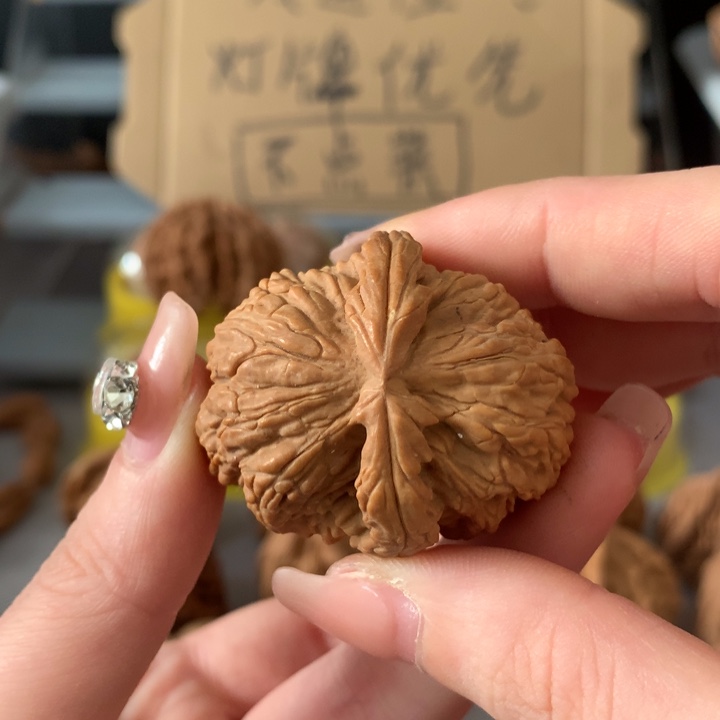 j***n吊坠文玩核桃异形单只，有瑕疵