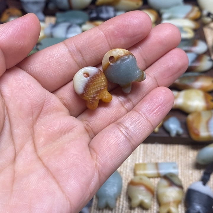 尤****蛇纹石玉未镶嵌颈饰