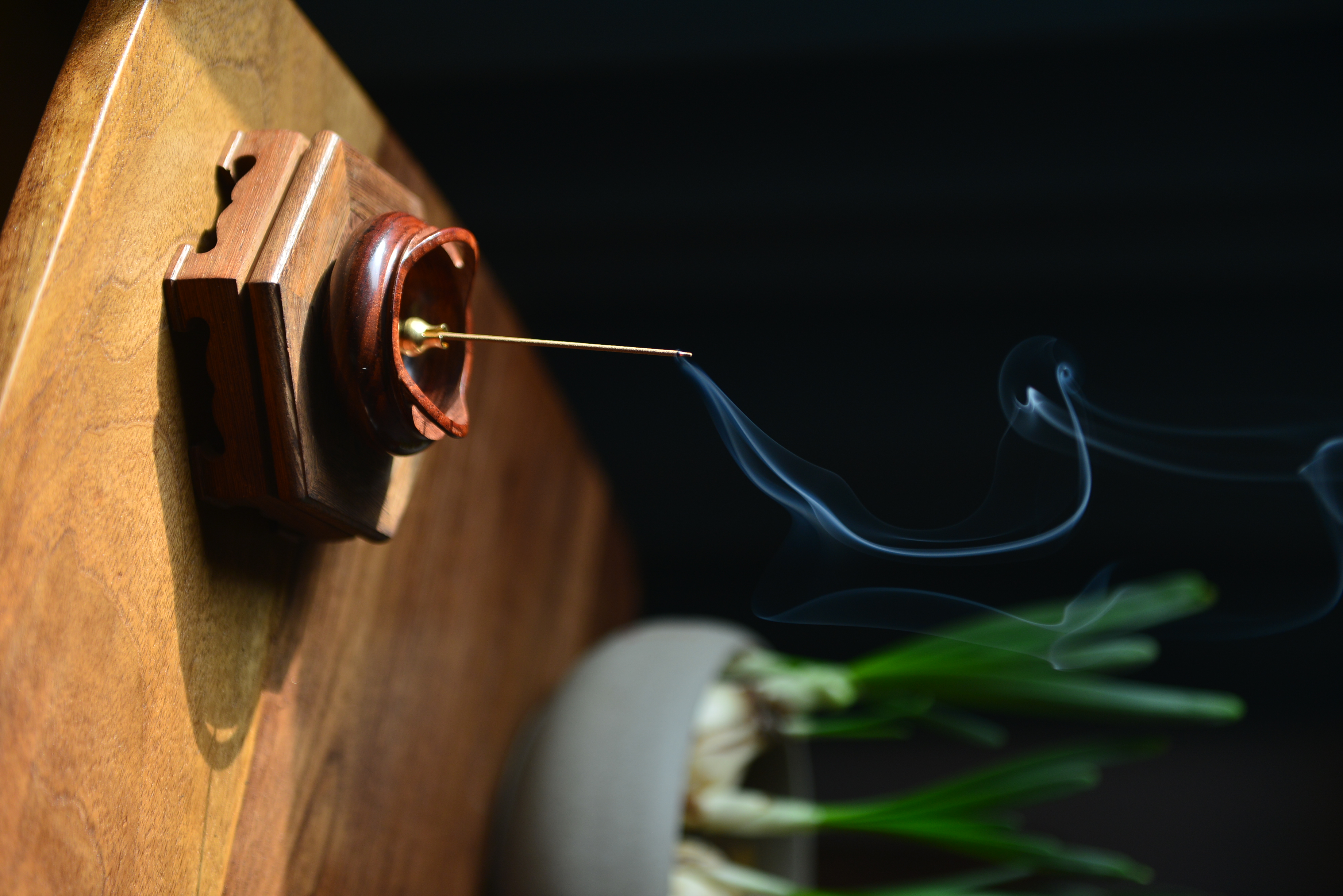 三足挂耳香炉（大红酸枝）（一物一码或随机发货）