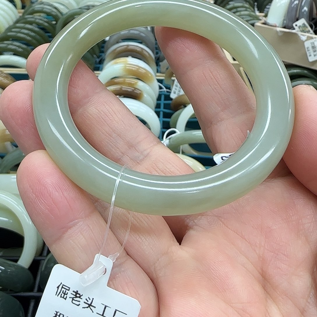 和田玉手镯未镶嵌空*