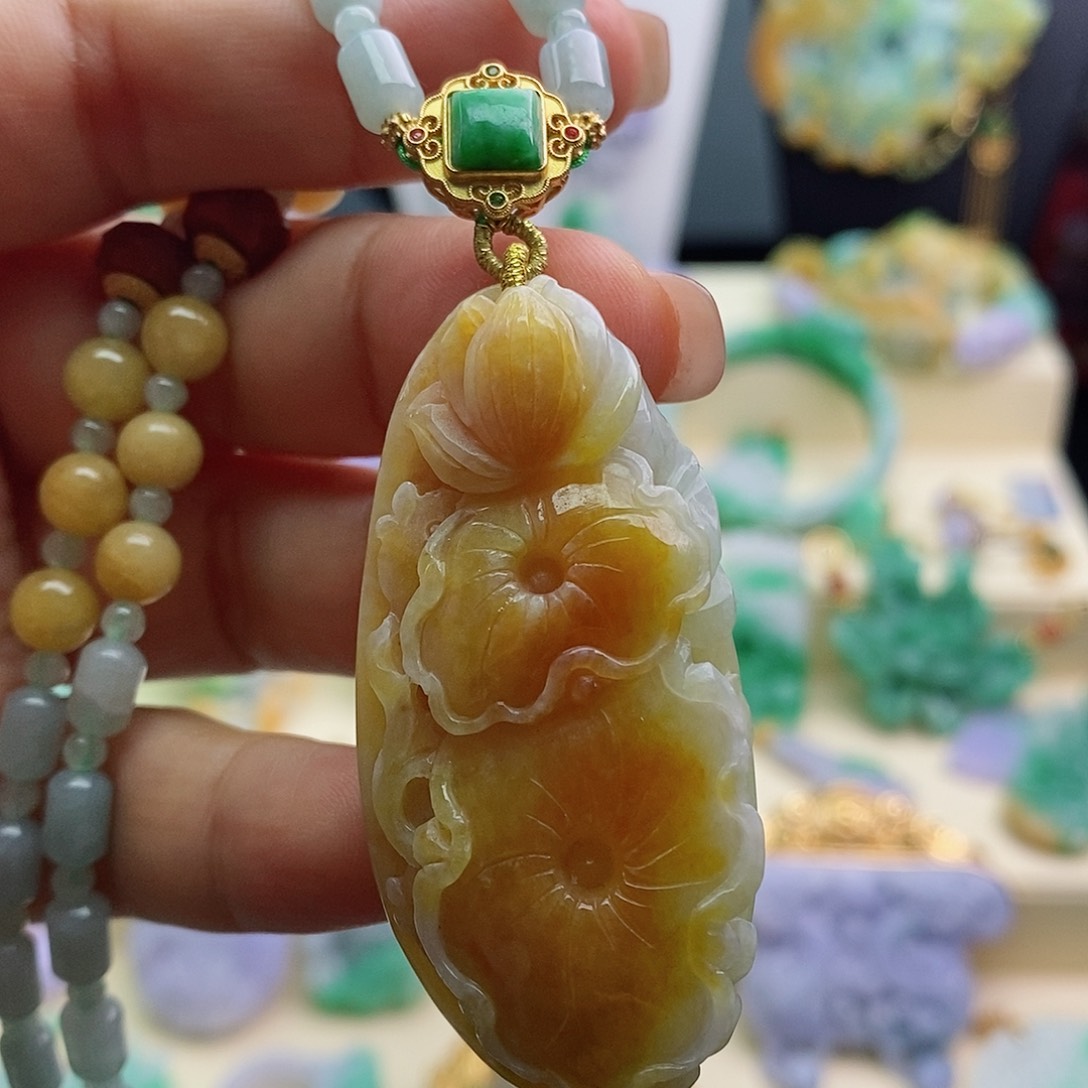 翡翠吊坠(赠链)未镶嵌黄翡荷叶鱼吊坠