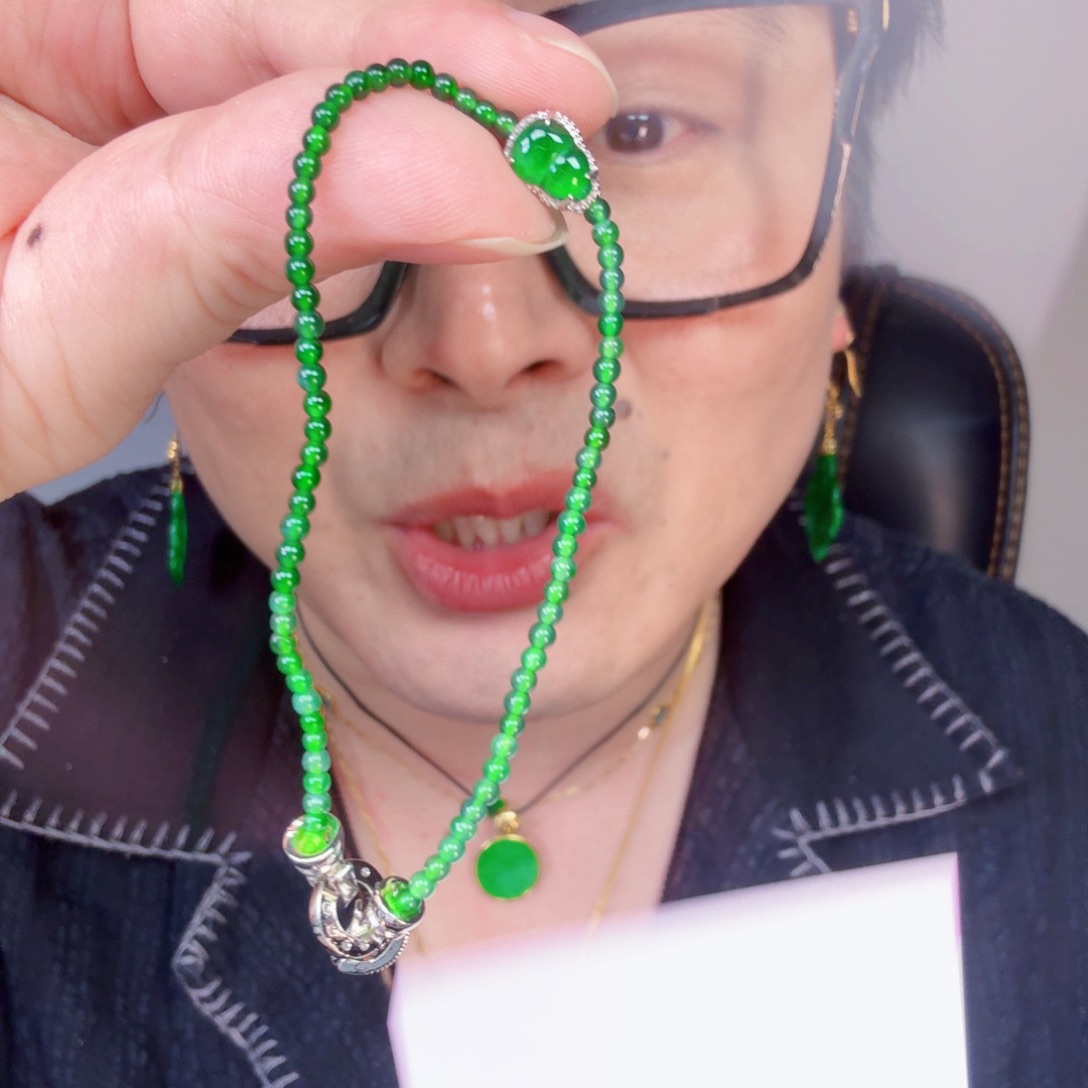 翡翠未镶嵌颈饰一件