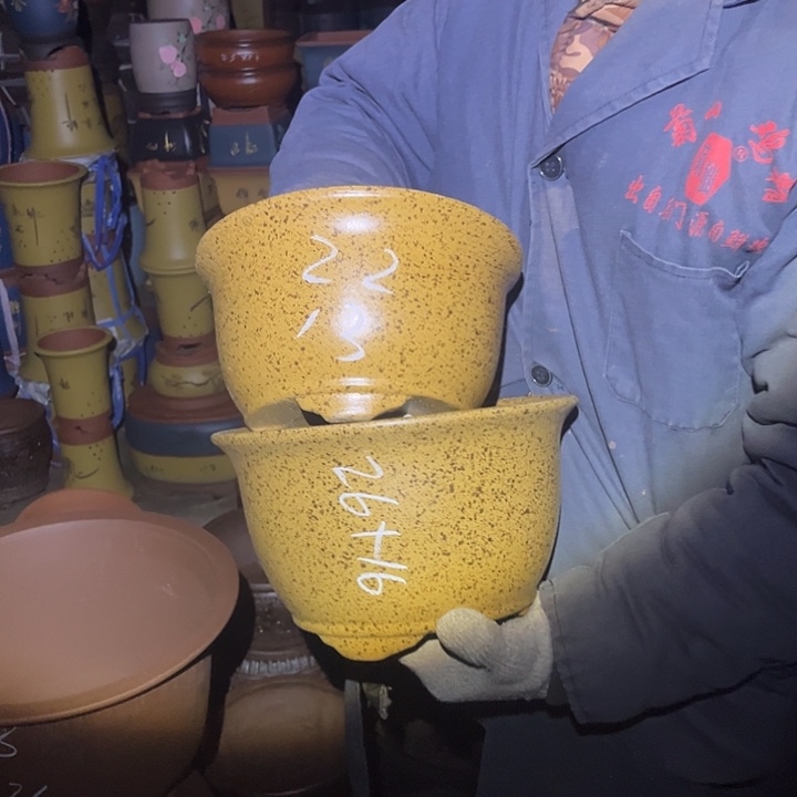 紫砂花盆紫砂花盆和红砖花灯