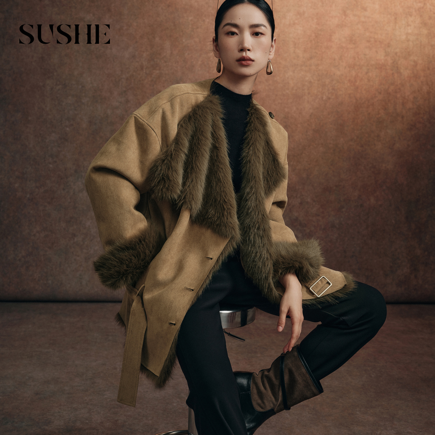 束皙SUSHE 牧岚 日奢风 柔雾大翻领系带收腰皮毛一体外套