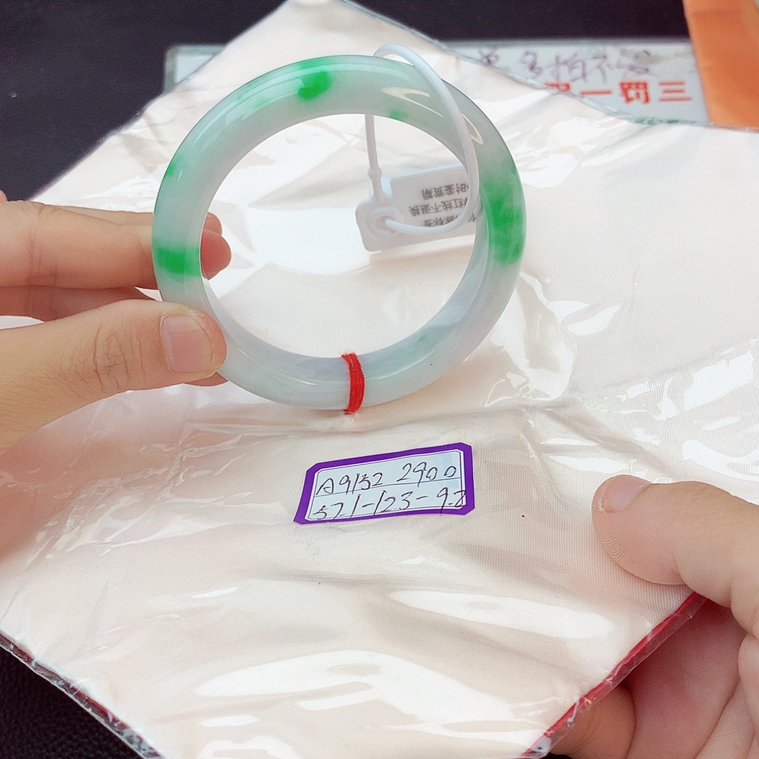 翡翠手镯未镶嵌翡翠