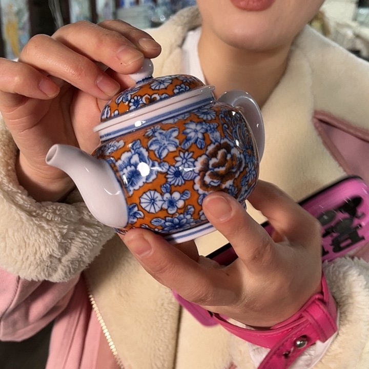 瓷片景德镇陶瓷茶壶。红。 