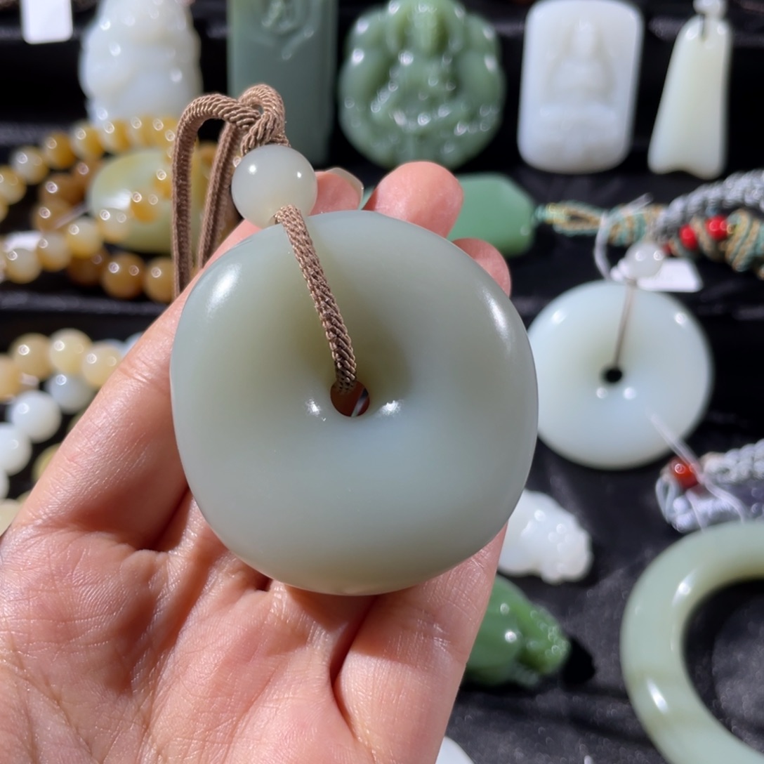 开***子和田玉未镶嵌颈饰