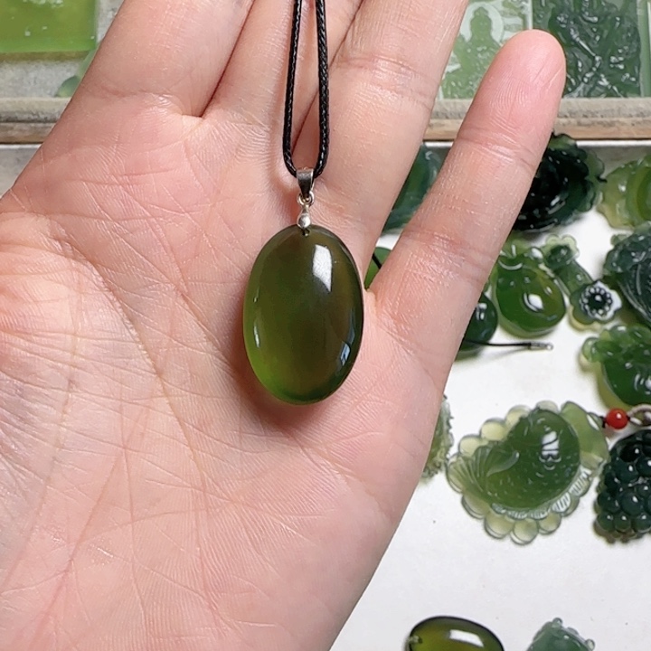 未镶嵌蛇纹石玉颈饰?****