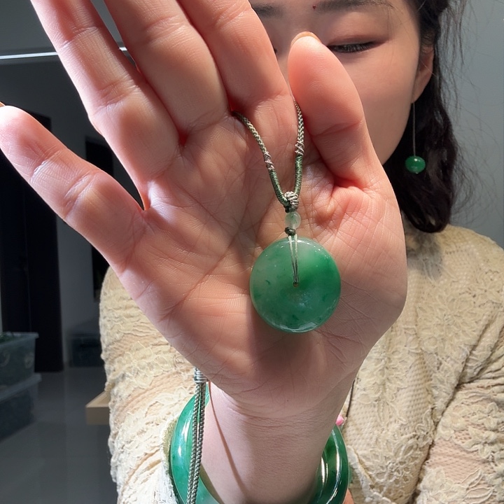 石英质玉未镶嵌颈饰