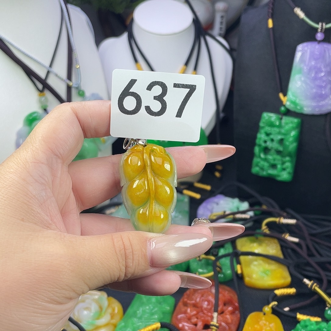 翡翠未镶嵌吊坠(赠链)