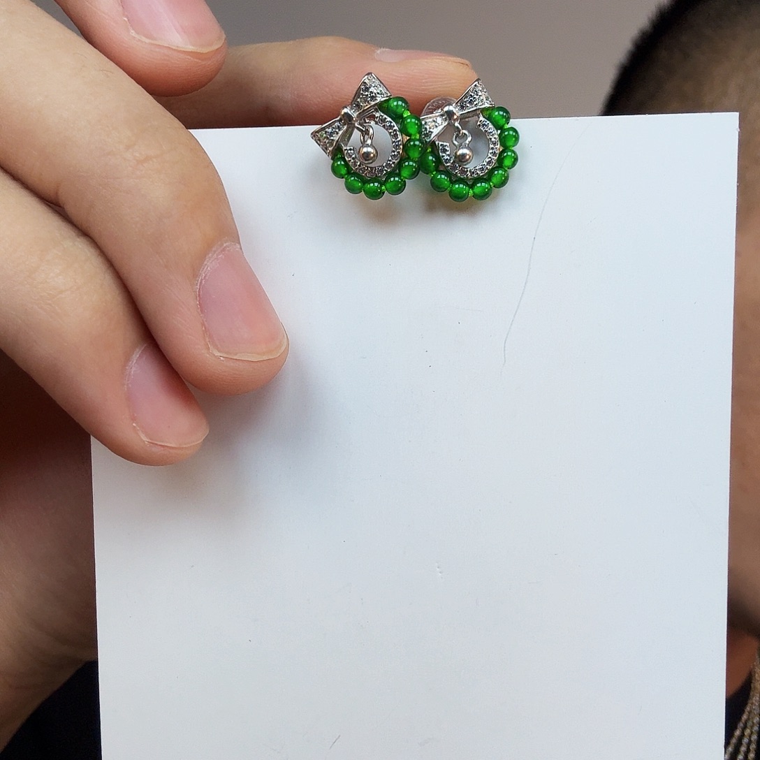 翡翠未镶嵌颈饰一对