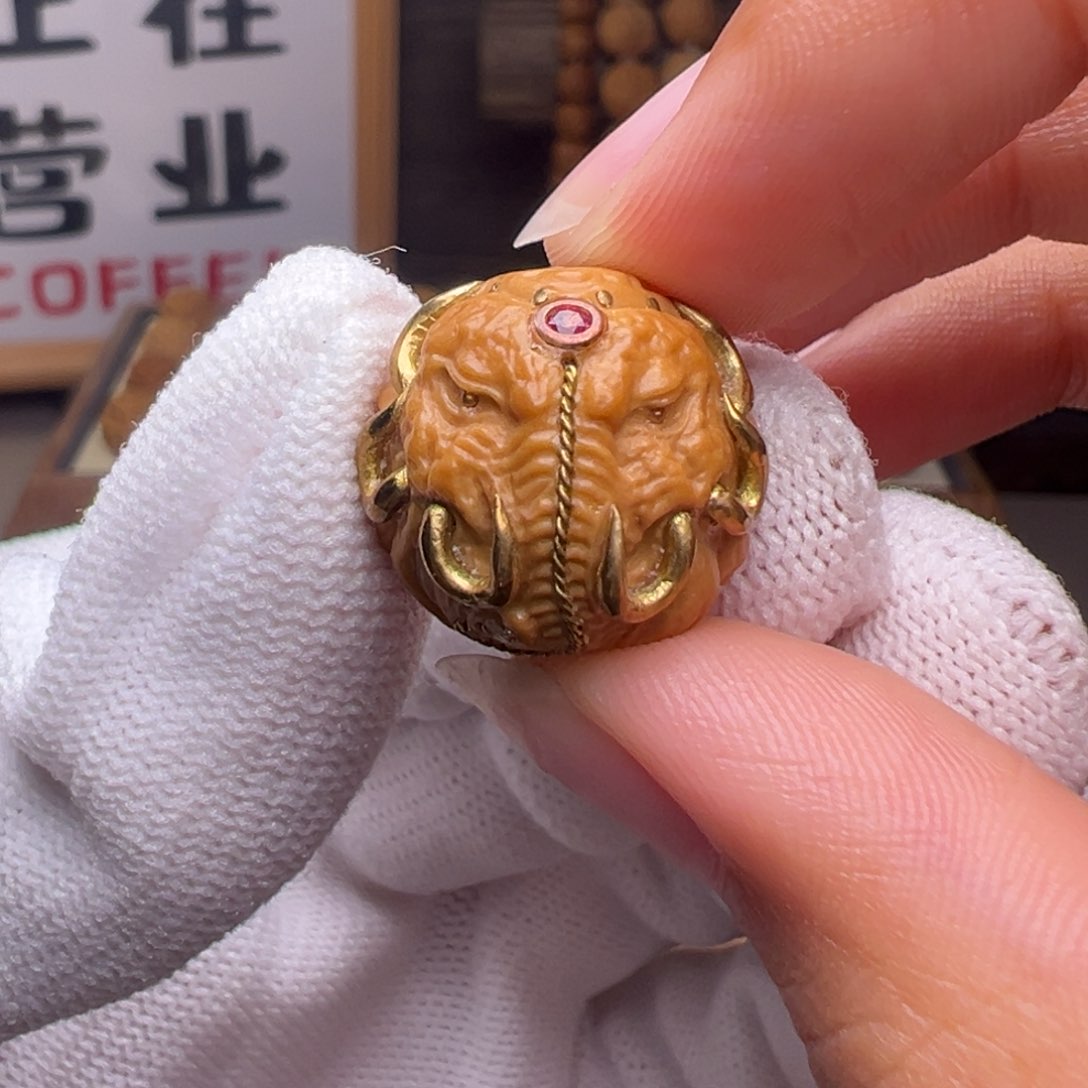 文玩核桃把件镶嵌款象神18左右尺寸全品有正常封口线