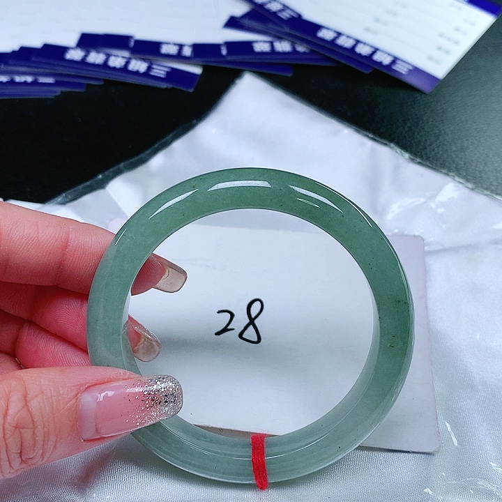 翡翠手镯未镶嵌翡翠手镯未镶嵌