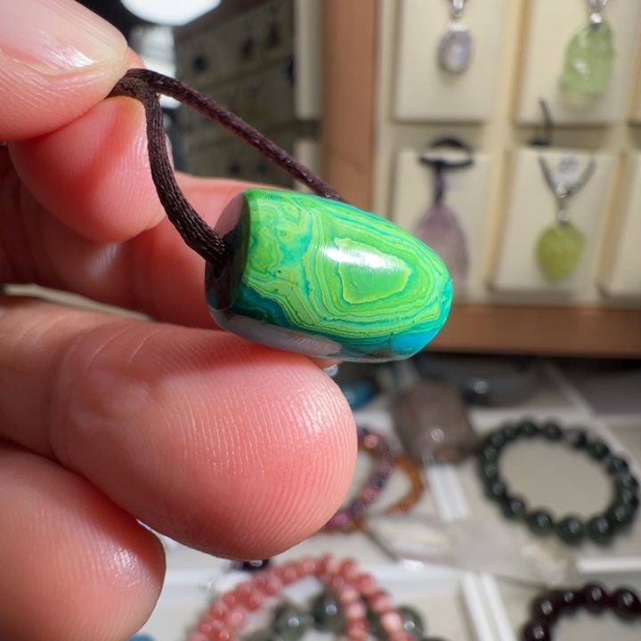 孔雀石未镶嵌颈饰天然硅孔雀石