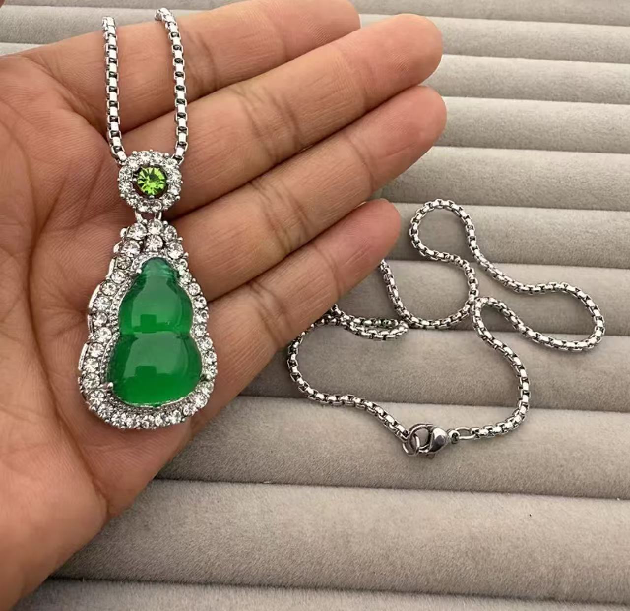 缅A纯正满绿色缅翠葫芦吊Z，多样性发一盆景石