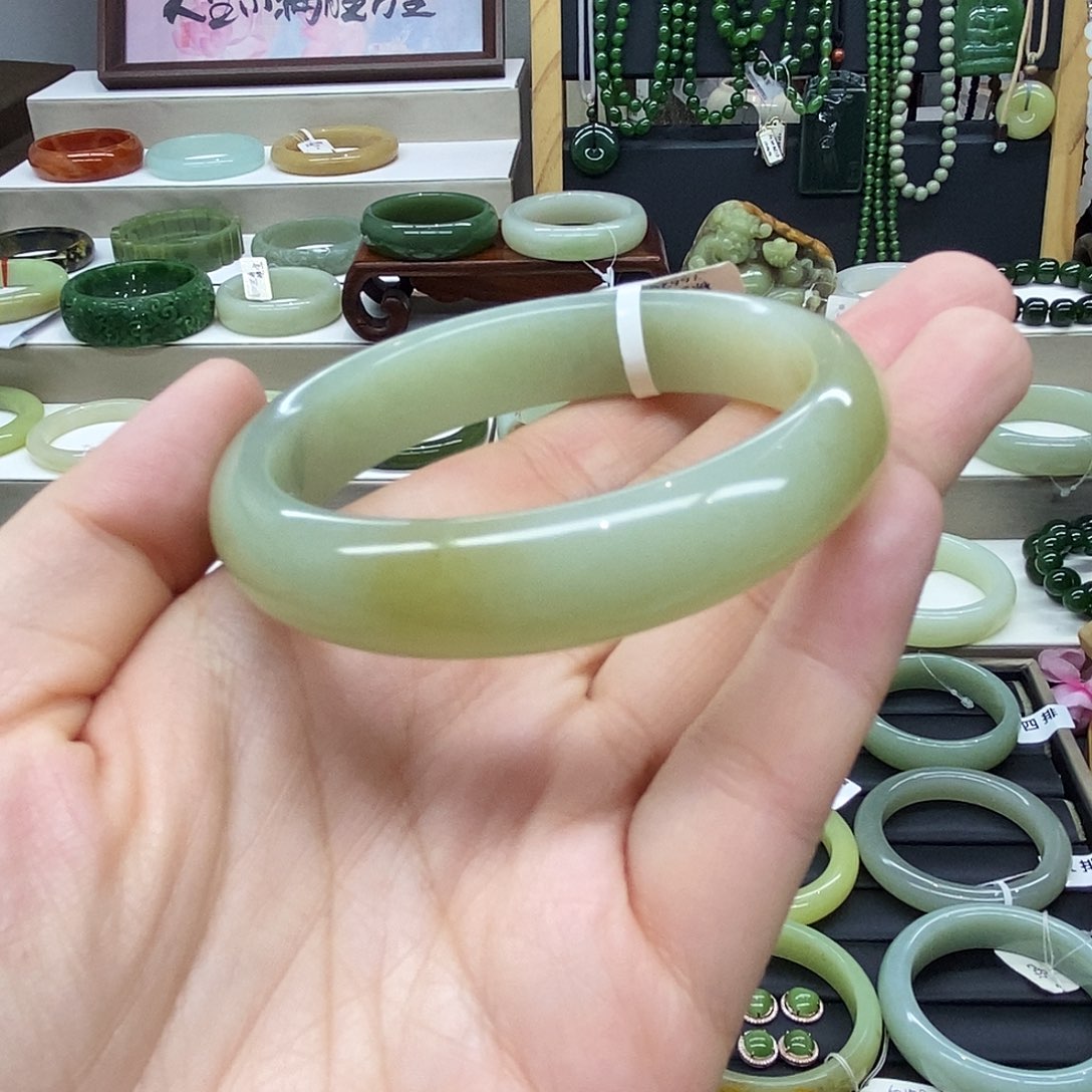 和田玉未镶嵌手镯