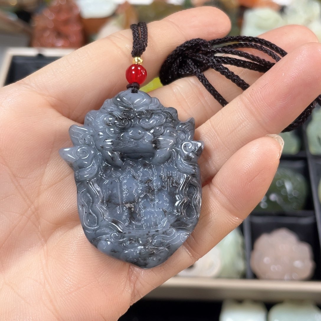 蛇纹石玉颈饰合金