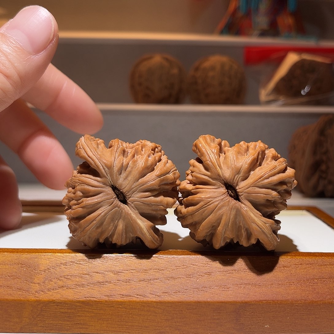 文玩核桃吊坠41.5平谷四座楼，满肉菊花底……