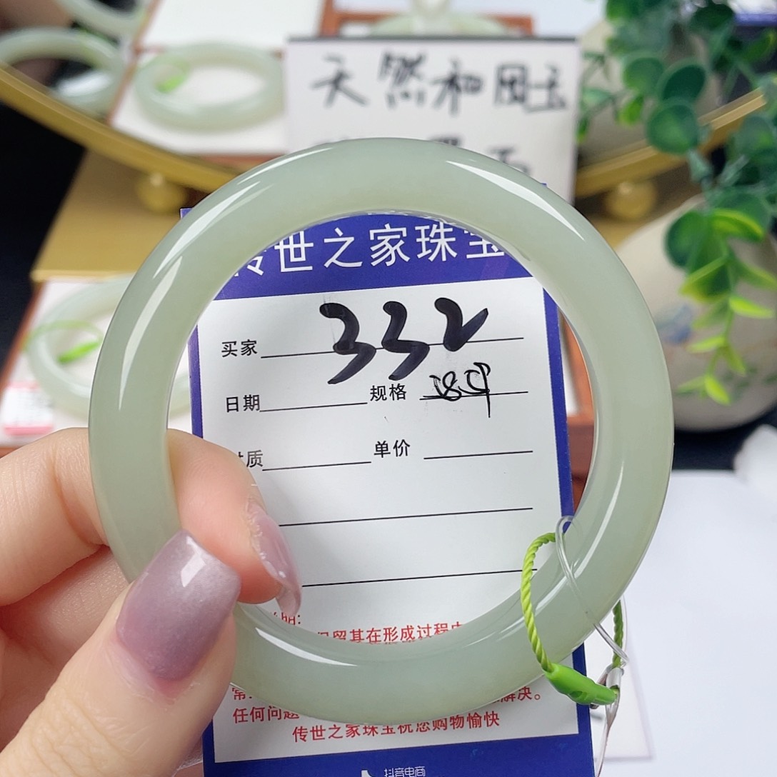和田玉未镶嵌手镯