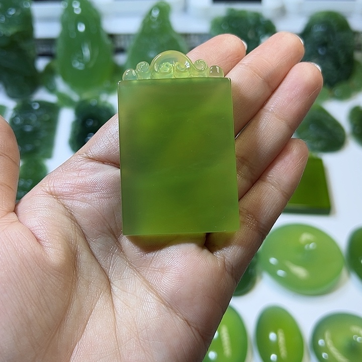 蛇纹石玉颈饰未镶嵌小*漫
