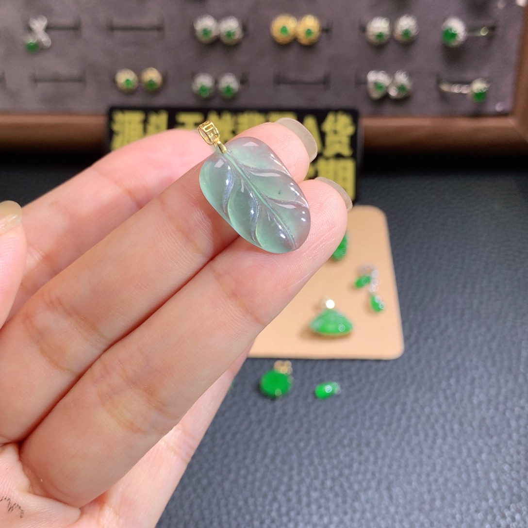 翡翠18K金镶嵌颈饰叶子