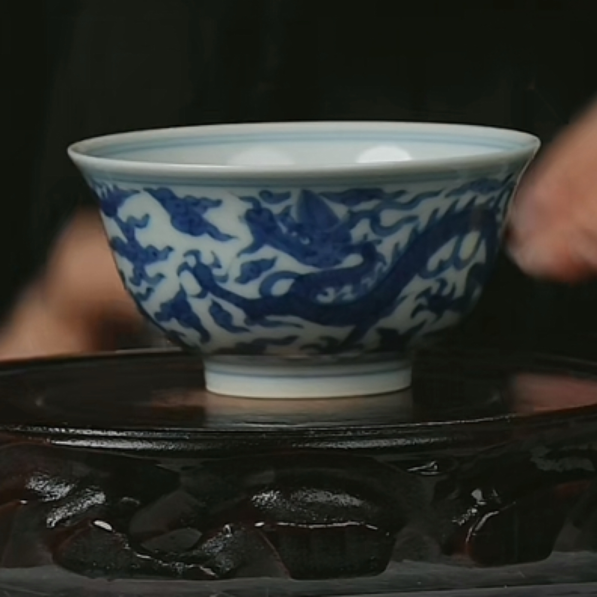 Y青花龙纹戏珠压手杯