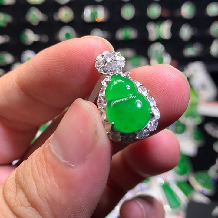 【闪购商品】翡翠颈饰银S925镶嵌绿葫芦