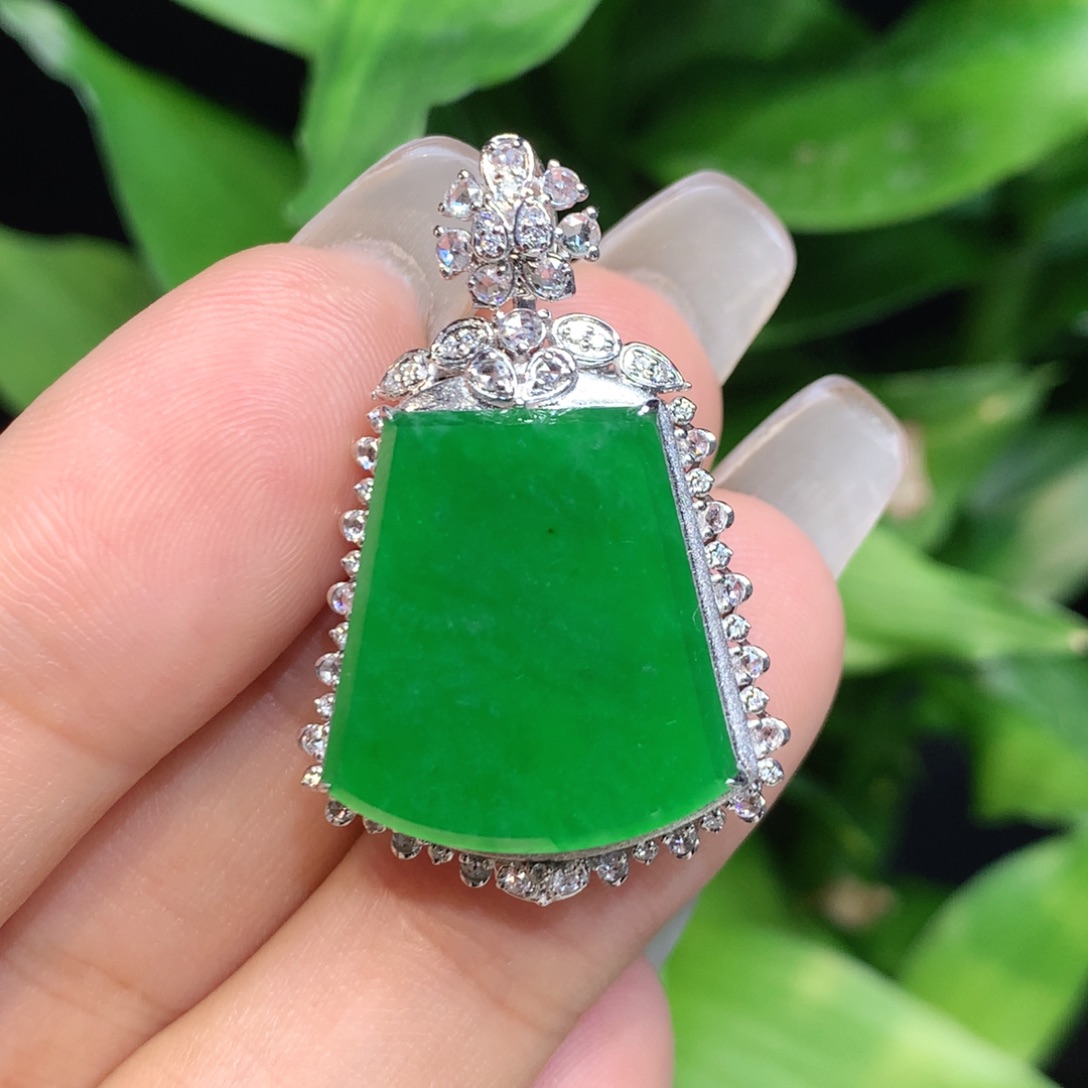 翡翠18K金镶嵌颈饰