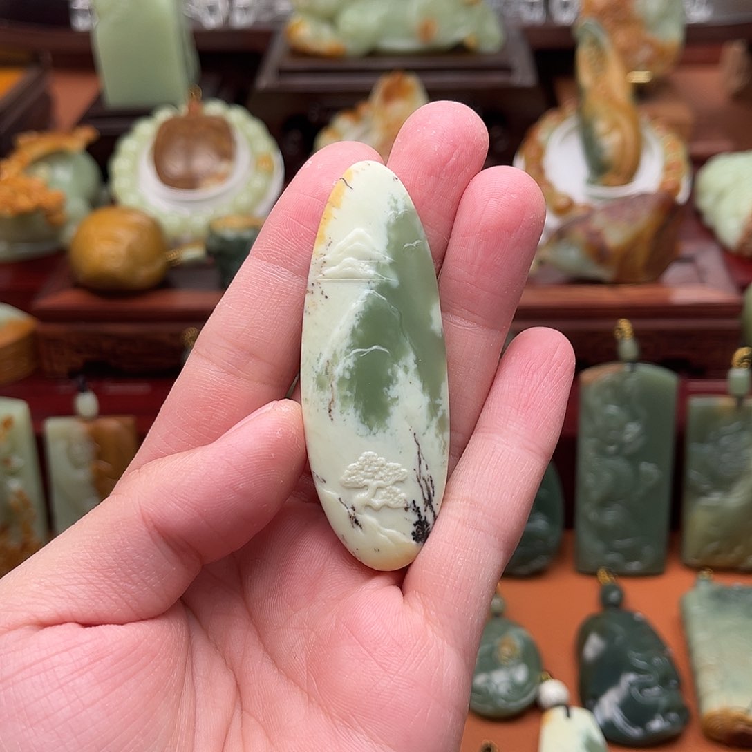 岫岩河磨玉（透闪石质玉）颈饰未镶嵌土****?