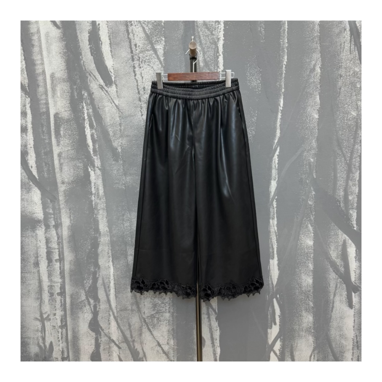 设计师订制款八分刺绣花边蛋白皮裤（裤长85cm)(682688)设计女装