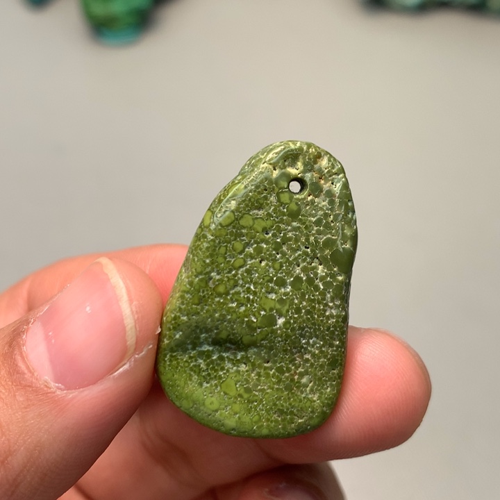 绿松石未镶嵌颈饰