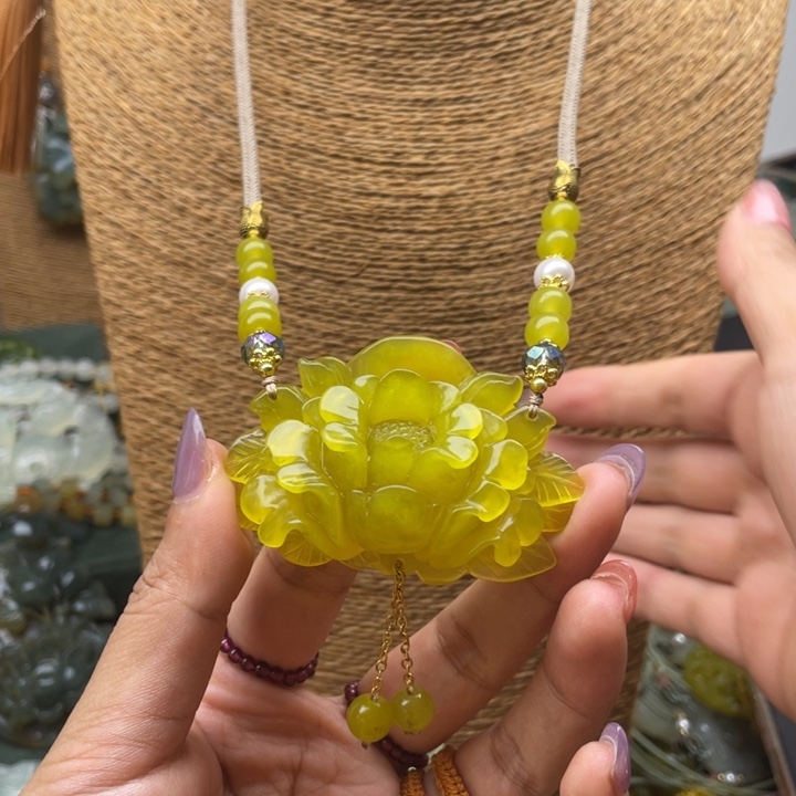 蛇纹石玉未镶嵌吊坠