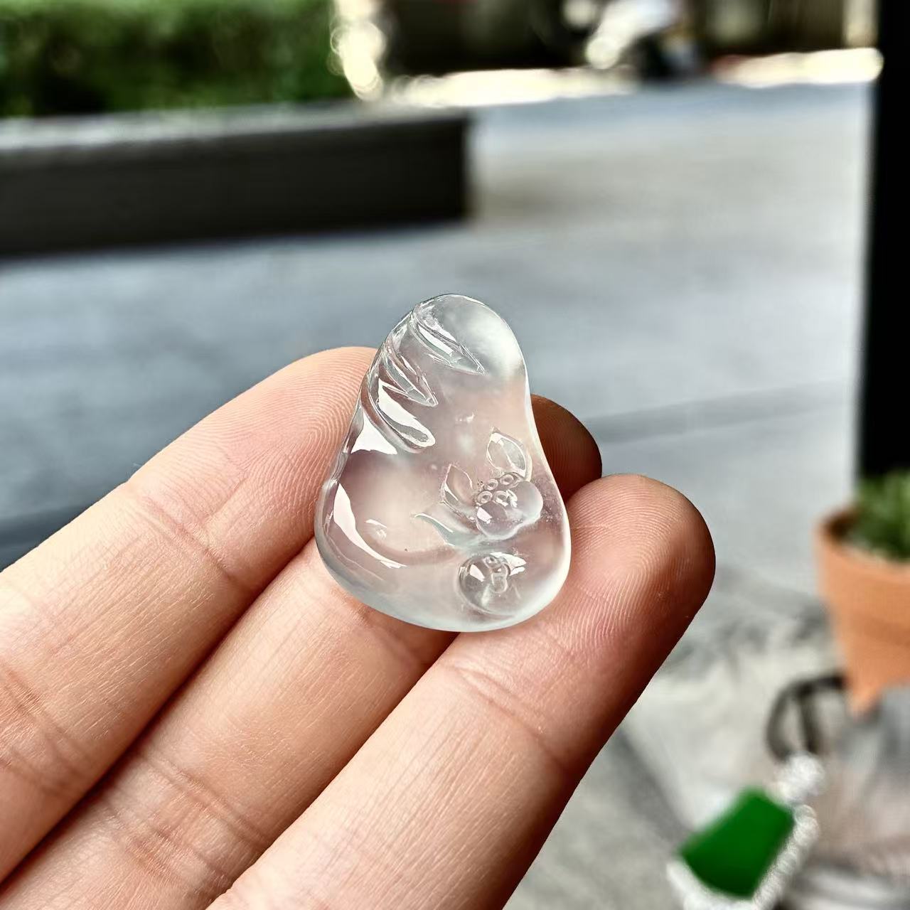 天然a货缅甸翡翠尺寸28/19.1/4.9吊坠，高冰荷花牌吊坠，白皙透亮