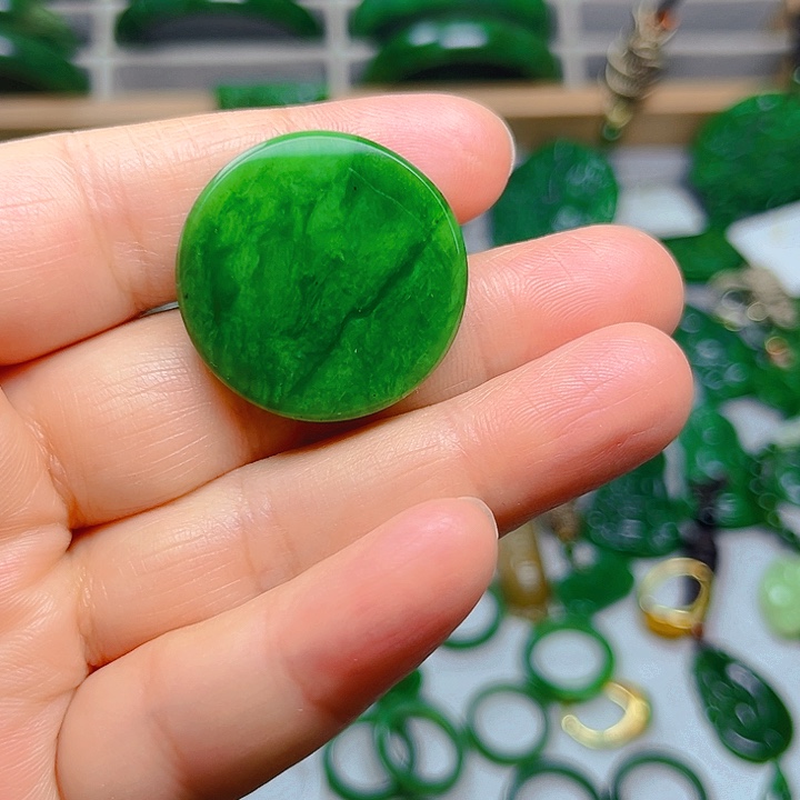 颈饰未镶嵌和田玉（糖玉）钱**?